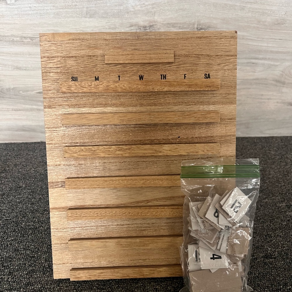 Wooden Weekly Organizer with Numbered Tiles